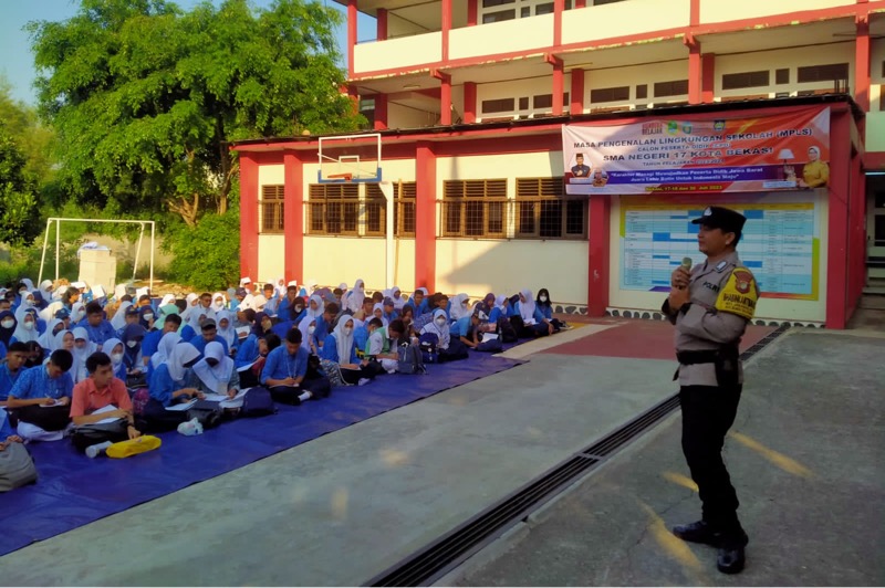 Bhabinkamtibmas Kelurahan Jaka Mulya Polsek Bekasi Selatan Bripka Sudirman, melakukan pembinaan dan penyuluhan Kamtibmas dalam Masa Pengenalan Lingkungan Sekolah (MPLS) di SMAN 17 Kota Bekasi.