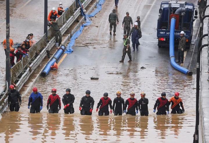 Tim penyelamatan mencari korban banjir yang terjebak di terowongan di Kota Cheongju, Korea Selatan, 16 Juli 2023 REUTERS/Kim Hong-ji
