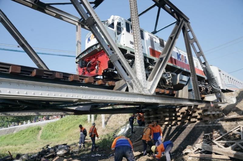 KAI terus melakukan perbaikan jalur yang terdampak seperti pekerjaan penguatan pada konstruksi jembatan.(KAI)