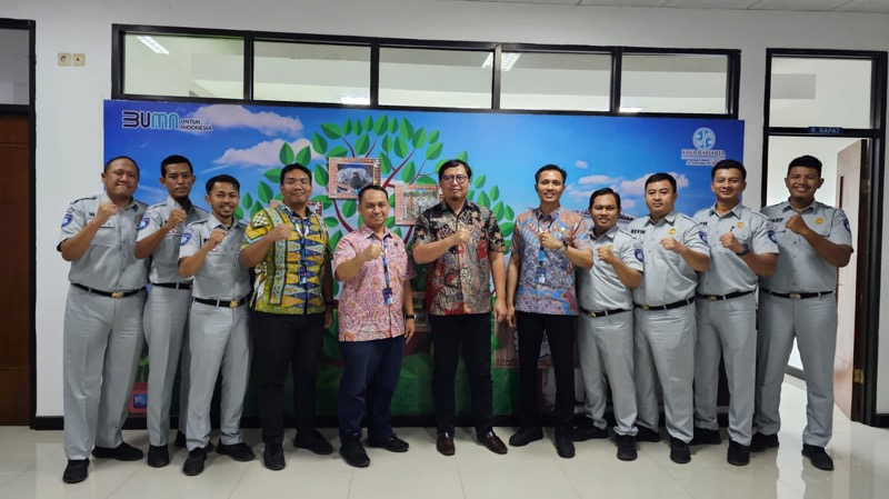 Kepala Jasa Raharja Cabang Utama Jawa Barat, Dodi Apriansyah, bersama Kepala Bagian Pelayanan, Putu Agus Erick SW melakukan pembinaan ke Perwakilan Indramayu.