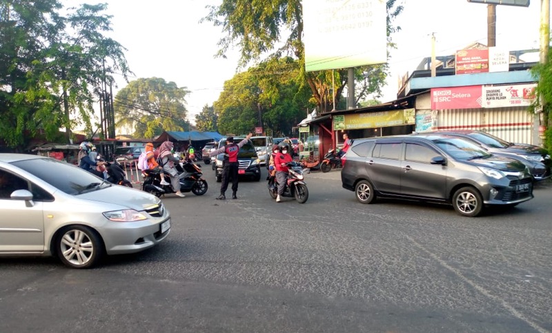 Unit Samapta Polsek Jatiasih menempatkan personelnya dengan melaksanakan pengaturan lalu lintas di Bunderan Tol JLJ Jatiasih, Kamis (20/7/2023) pagi.