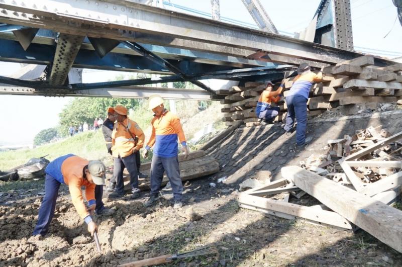 Petugas melakukan evakuasi atas kejadian kecelakaan lalu lintas antara kereta api menyeruduk truk di Madukoro, Semarang pada Selasa (18/7/2023).