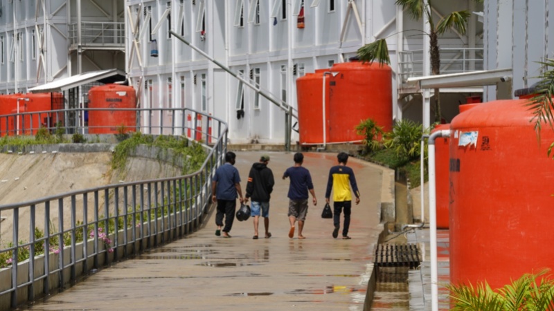 Berbagai fasilitas yang memadai mulai dari tempat tinggal yang nyaman, klinik kesehatan, tempat ibadah, kantor pengelola hingga kantin yang higienis, dapat dinikmati oleh para pekerja konstruksi di IKN 