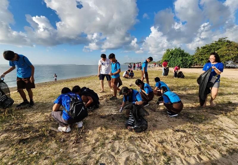 Program bersih-bersih kawasan pantai ini juga merupakan inisiatif yang selaras dengan kampanye #SaatnyaBerarti dari AstraPay./foto:astrapay/fifgroup