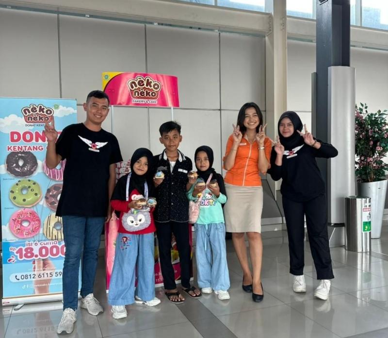 KAI Bandara cabang Medan membagikan paket roti kepada penumpang anak pada Perayaan Hari Anak Nasional 2023.