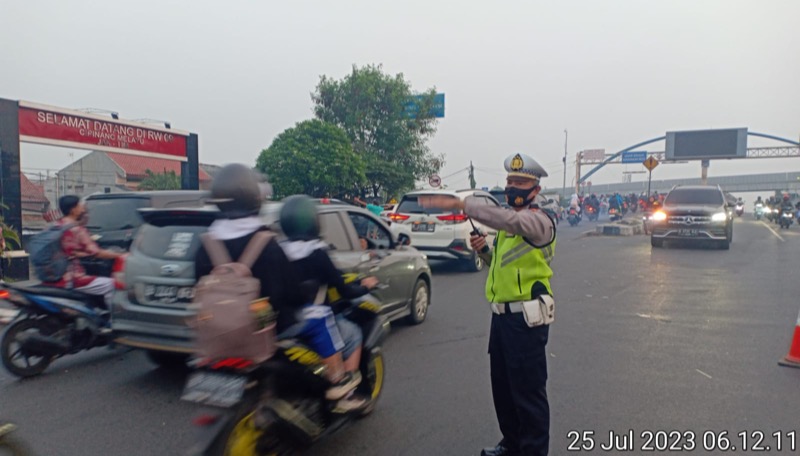 Dalam mengantisipasi kepadatan kendaraan di titik rawan kemacetan, Unit Lantas Polsek Pondok Gede melaksanakan kegiatan pengaturan arus lalu lintas, Selasa (25/7/2023) pagi.