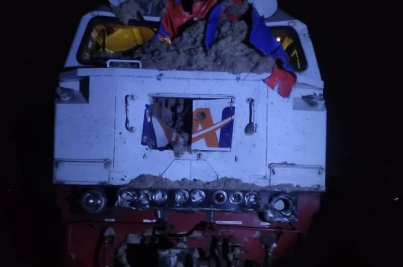 Kondisi lokomotif depan KA Gajayana relasi Gambir - Malang, telah tertemper truk gandeng bermuatan ampas tebu di antara stasiun Baron - Kertosono, Jawa Timur, Senin (24/7/2023). (Daop 7 Madiun).