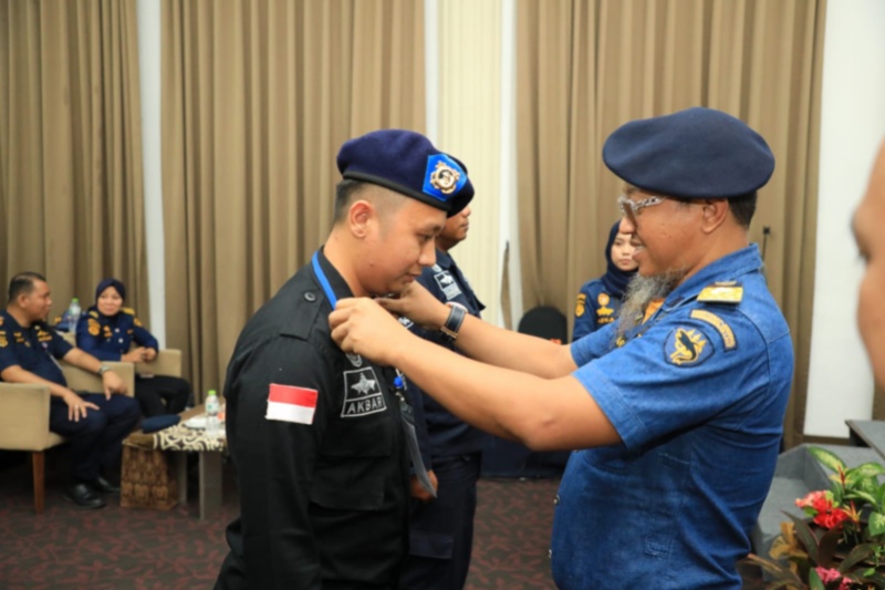 Penyematan tanda peserta latihan menembak KPLP