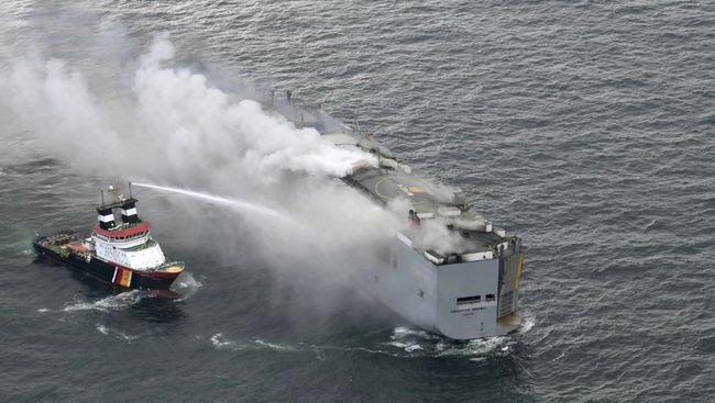 Kapal kargo kebakaran di Belanda. Foto: AP