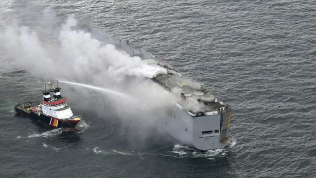 Kapal kargo kebakaran di Belanda. Foto: AP