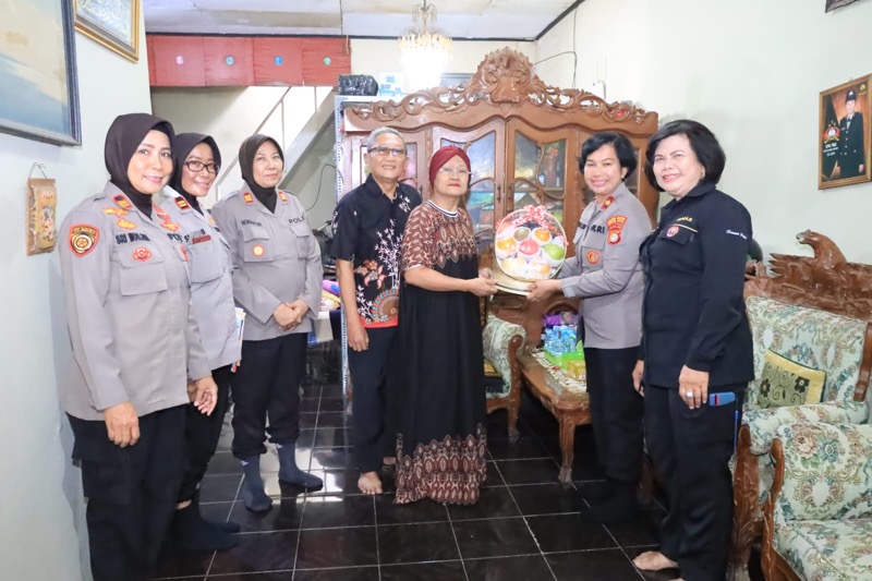 Menyambut hari jadi Polisi Wanita (POLWAN) ke-75 yang jatuh pada 1 September mendatang,  Polwan Polres Metro Bekasi Kota  dipimpin Pakor Polwan Kompol Rosdiana Sirait,  melaksanakan kegiatan anjangsana ke rumah Purnawirawan Polwan Polres Metro Bekasi Kota yang sakit menahun AKBP ( Purn)  Sumini bertempat dikediamannya di Perum Polymer Tambun, Kabupaten Bekasi.