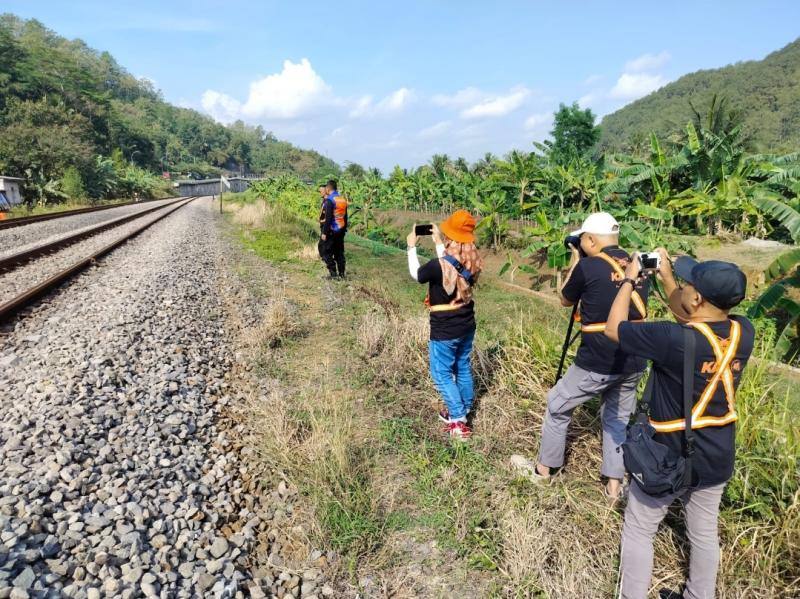 Safety railroad crossing and safety hunting for railfans Purwokerto.