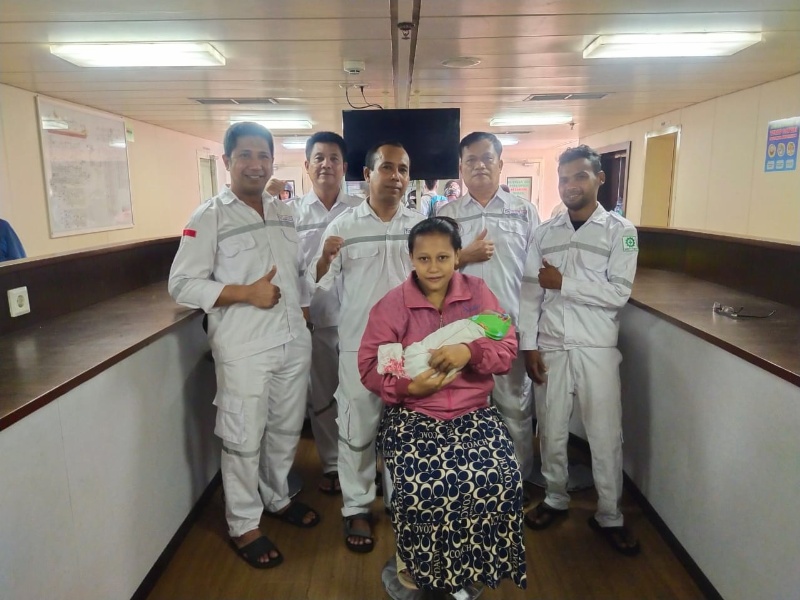 Salah satu penumpang kapal tol laut perintis bersama bayi dan peotugas kesehatan