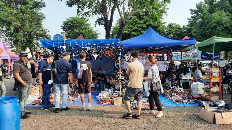 Pengunjung mendatangi boot yang ada di gelaran Parjo 2023, di TMII, Jakarta, Ahad (30/7/2023).