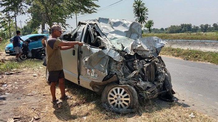 Kondisi kendaraan yang tertabrak kereta api perlintasan kereta tak berpalang di jalan Dusun Gondekan, Desa Jabon, Kecamatan Jombang, Kabupaten Jombang, Jawa Timur, Sabtu (29/7/2023) malam.