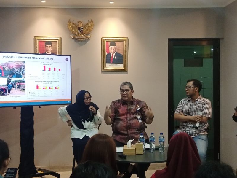 Dirjen Perkeretaapian (tengah) bersama Direktur Keselanatan Perkeretaapian, dan Moderator Media Breafing