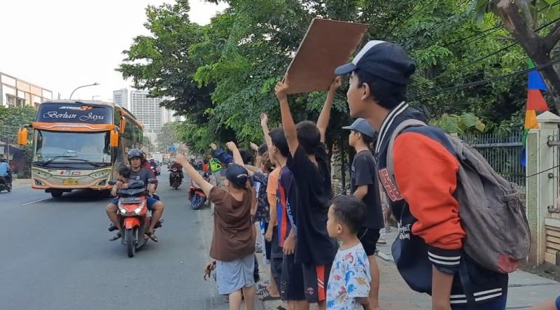 Para bocah ramai meneriaki bus untuk membunyikan klakson telolet di Jalan HM Joyo Martono, Sabtu (5/8/2023).