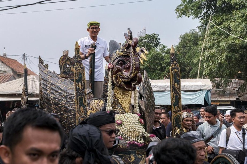 Menparekraf Sandiaga Uno di atas kereta kencana di Cirebon
