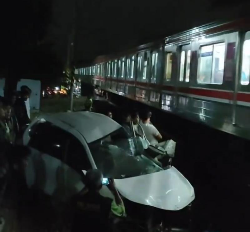 Kecelakaan lalu lintas kereta api dengan mobil berwarna putih di perlintasan tanpa palang di Jalan Pahlawan, Bulak Kapal, Bekasi, Selasa (8/8/2023). 