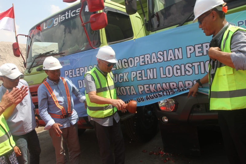 Pelepasan keberangkatan dump truk Pelni Logisik angkut barang untuk pembangunan Tol Lingkar Pekanbaru