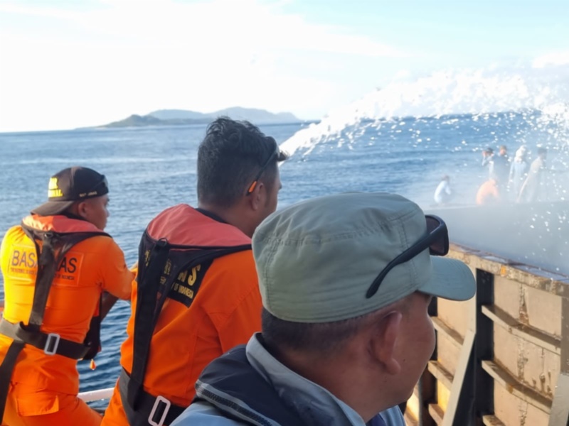 Tim KPLP lakukan penyelamatan kapal terbakar di perairan Maluku