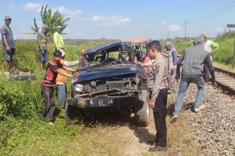 Kondisi mobil yang tertabrak Kereta Api Kertanegara relasi Malang-Purwokerto di Jalan Sawah, Desa Mangunrejo, Kecamatan Kepanjen, Kabupaten Malang, Provinsi Jawa Timur, Rabu (9/8/2023).