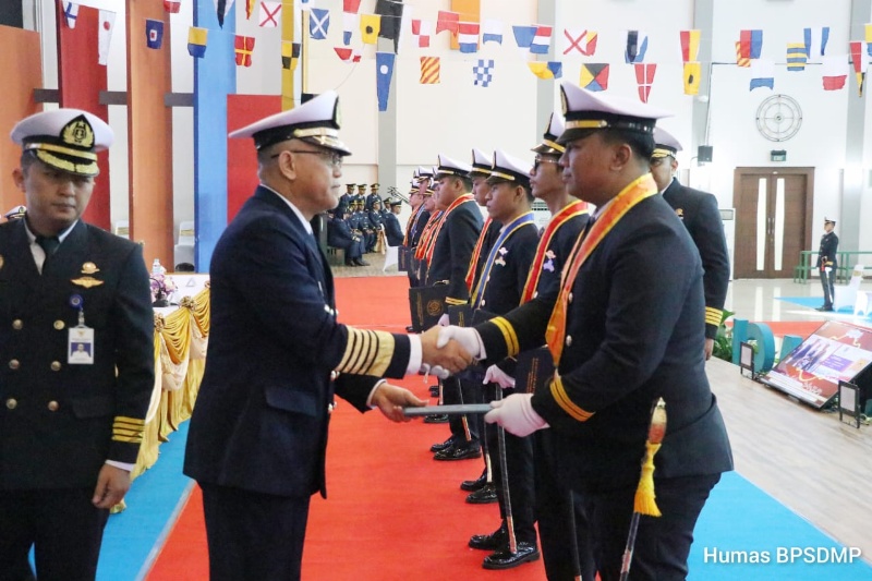 Lulusan Poltekpel Surabaya mendapat ucapan selamat dari Kepala BPSDMP