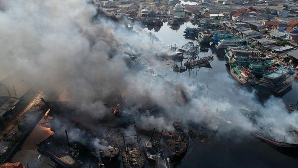 Kebakaran terjadi di Pelabuhan Jongor, Tegalsari, Kota Tegal, Jawa Tengah. Dilaporkan 52 kapal yang bersandar di pelabuhan tersebut terbakar. (Foto:detik.com)