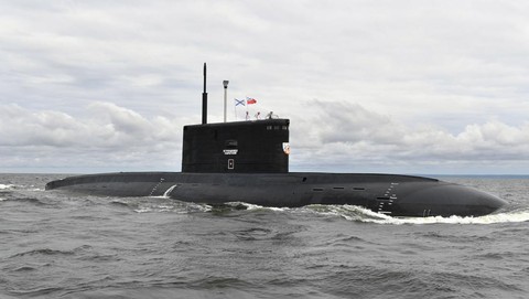 Rusia tengah membuat kapal selam nuklir baru yang dilengkapi dengan rudal hipersonik Zircon. (AFP/Alexey Nikolsky)