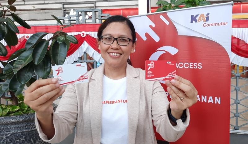 ujar Corporate Secreatry KAI Commuter Anne Purba menunjukan Kartu Multi Trip edisi khusus HUT ke 78 RI dan mensosialisasaikan penggunaan Aplikasi C-Access di Stasiun Jakarta Kota, Jumat (18/8/2023).