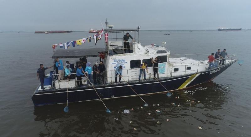 Pengumpulan sampah pada Gernas Bulan Cinta Laut KKP bersama nelayan di Dumai.
