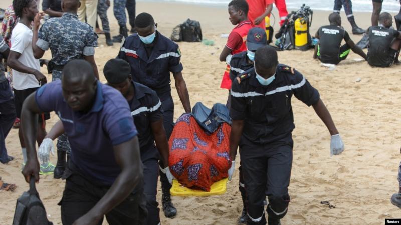 Anggota tim evakuasi membawa jenazah migran di pantai Oukam pada 24 Juli 2023. Kapal yang membawa migran tersebut tenggelam di lepas pantai Dakar, Senegal, saat mencoba menyeberang. (Foto: Reuters/Ngouda Dione)