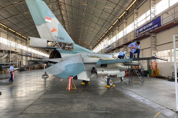 Pesawat F-16 milik TNI AU yang sedang di-modernisasi melalui program Falcon Star-Enhanced Mid Life Update (eMLU) di Skatek 042 Lanud Iswahjudi, Magetan, Jawa Timur, Rabu (23/8/2023).(foto:Kompas.com))