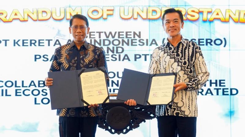 Direktur Utama KAI Didiek Hartantyo dan Regional CEO (Asia Tenggara) PSA International Ong Kim Pong Saat Menunjukan MoU yang Telah Ditandatangani.