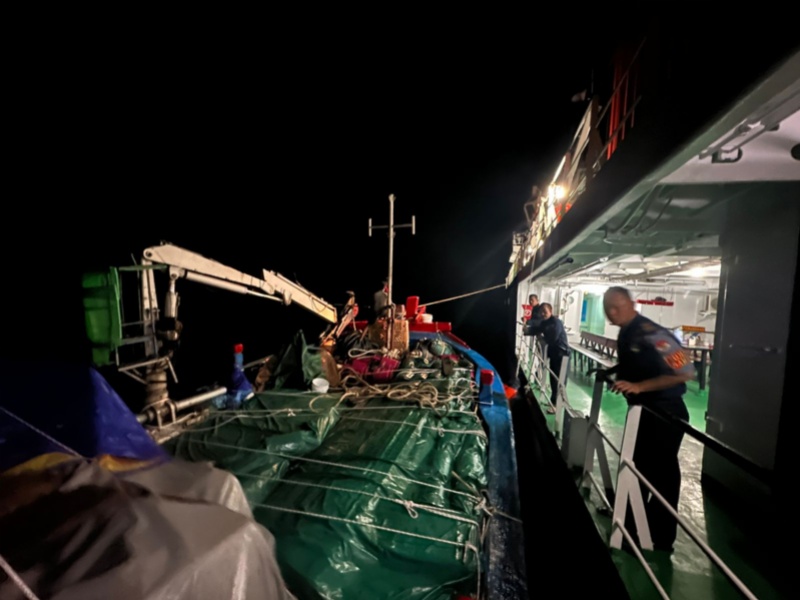 Kapal Indonesia.mati mesin di PulauTioman, Malaysia