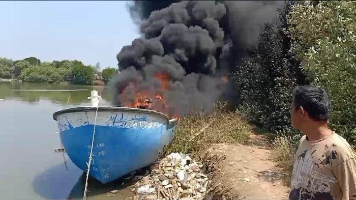 Kapal nelayan yang terbakar di dermaga di Desa Kertawinangun, Kecamatan Kandanghaur, Kabupaten Indramayu, Kamis (24/8/2023).
