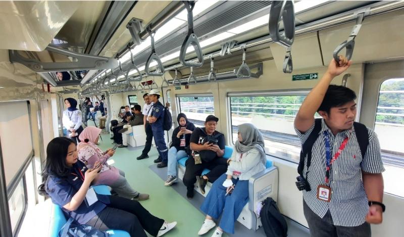 Penumpang melakukan uji coba naik LRT Jabodebek.(Ist)