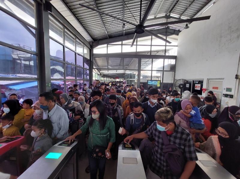 Antrean pengguna KRL saat melakukan tap tiket KMT di stasiun. (Ilustrasi)