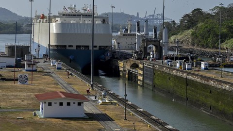 Kekeringan berkepanjangan memaksa Terusan Panama membatasi akses lalu lintas kapal niaga. Foto: AFP/LUIS ACOSTA