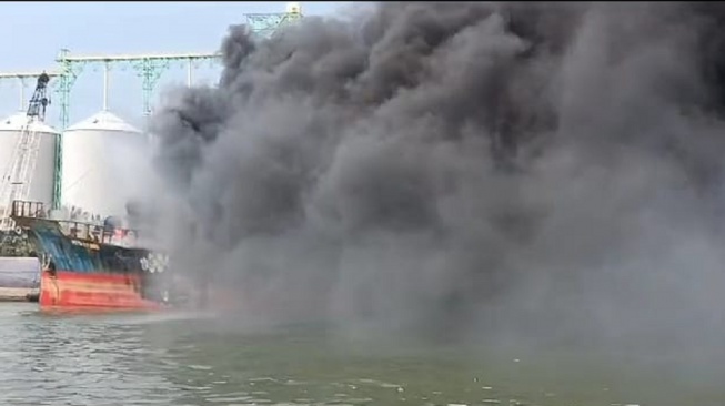 Kebakaran kapal kargo di Pelabuhan Sunda Kelapa. (Foto: Istimewa)