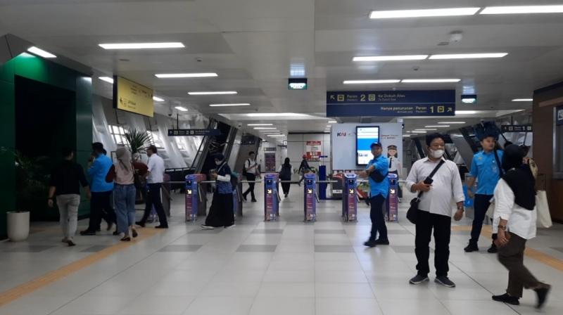 Penumpang LRT Jabodebek saat di Stasiun Jatimulya Bekasi pada Senin (28/8/2023) sore.