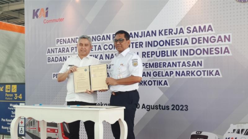 Pendandatanganan MoU oleh Dirut KAI Commuter, Asdo Artriviyanto dan Sekretaris Utama BNN, Tatan Sulistyana selaku perwakilan dari BNN di Stasiun Bekasi, Rabu (30/8/2023).