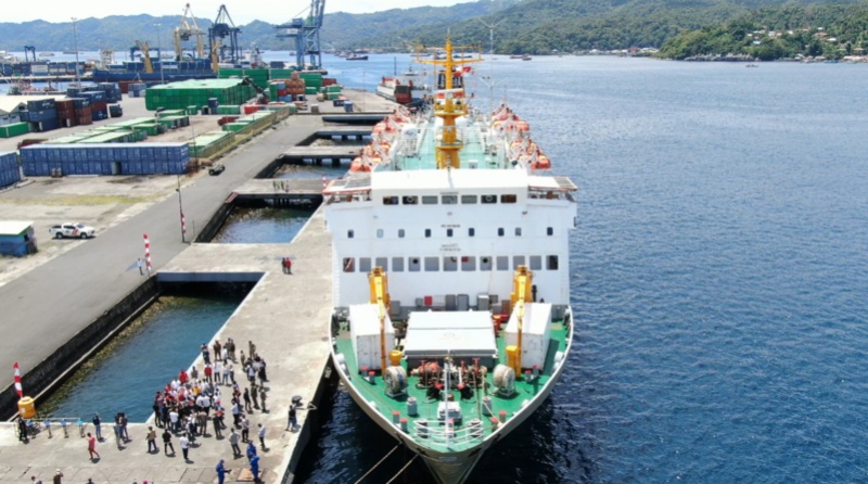 Kapal berbendera Indonesia di dermaga