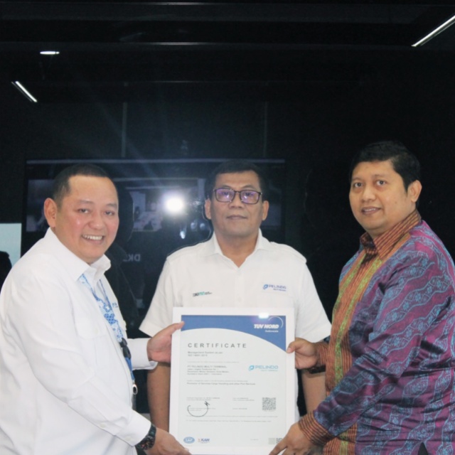 Direktur Utama  PT Pelindo Multi Terminal Yon Irawan menerima Sertifikasi ISO untuk SPMT dari Gede Bayu Wicaksana selaku Direktur TUV Nord Indonesia