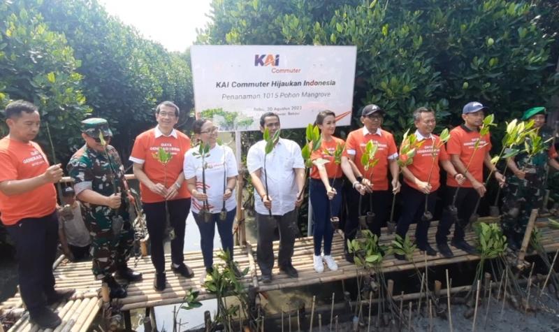 KAI Commuter melakukan tanam pohon mangrove sebanyak 1015 batang di Muara Tawar, Kabupaten Bakasi, Rabu (30/8/2023).