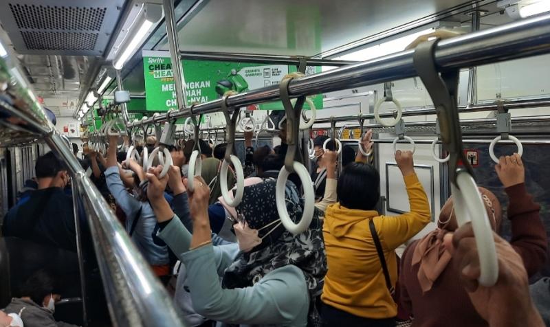 Suasana di dalam KRL lintas Bekasi arah Jakarta pada Rabu (30/8/2023) pagi.