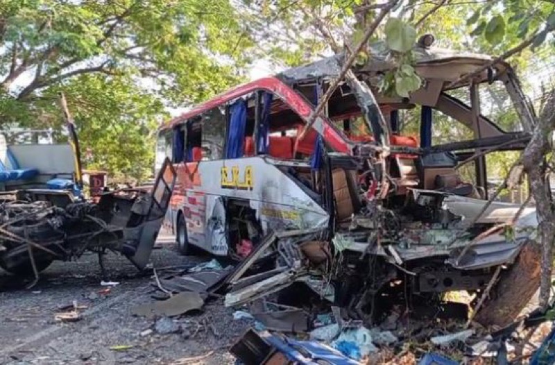 Bus Sugeng Rahayu dan Eka ringsek usai terlibat kecelakaan di Ngawi, Jawa Timur pada Kamis (31/8/2023).