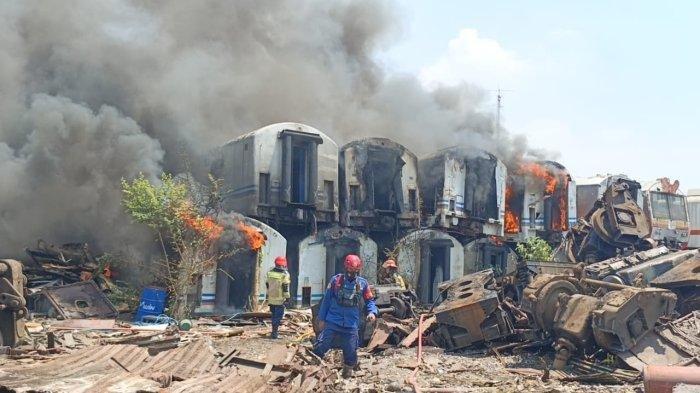 Petugas Damkar Purwakarta saat melakukan pemadamam terhadap sembilan bangkai gerbong kereta yang alami kebarakan, Kamis (31/8/2023).