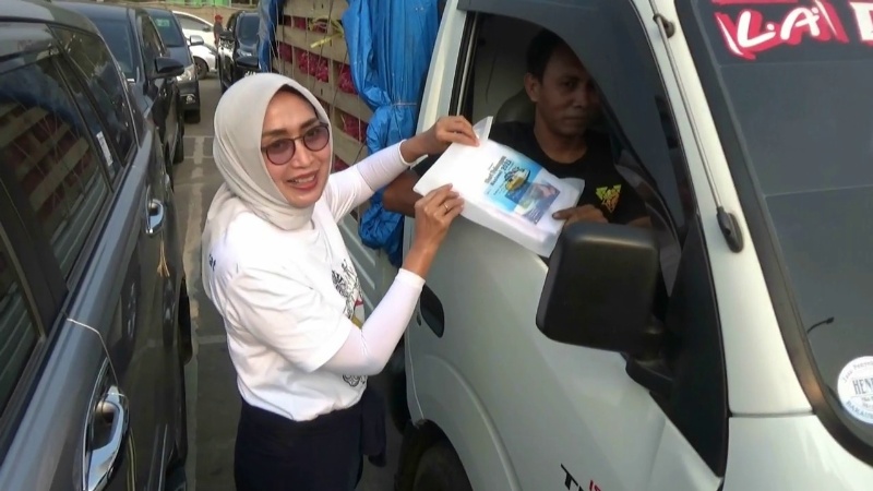 Dirut ASDP berbagi kebahagiaan kepada pengguna jasa di Pelabuhan Merak