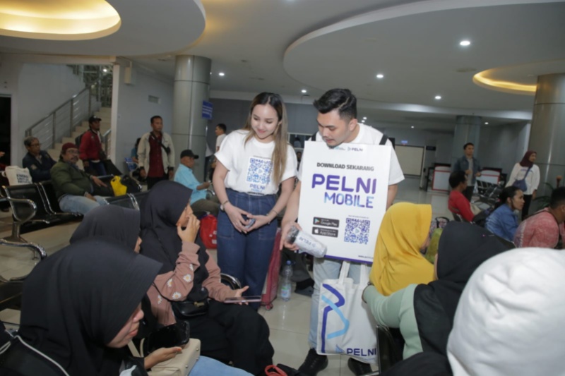 Tim Pelni sosialisasi Pelni Mobile di Pelabuha. Makassar